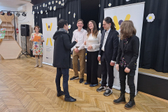 Gratulacje dla wyróżnionej drużyny od Marty Majchrzak zastępcy Dyrektora WCRS