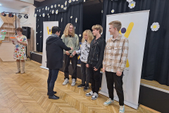 Gratulacje dla wyróżnionej drużyny od Marty Majchrzak zastępcy Dyrektora WCRS