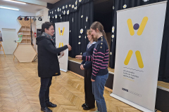 Gratulacje dla wyróżnionej drużyny od Marty Majchrzak zastępcy Dyrektora WCRS
