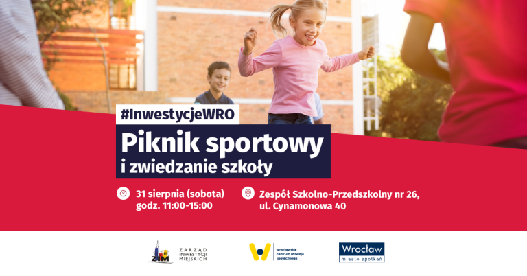 dzieci skaczące na podwórku, napis Piknik sportowy i zwiedzanie szkoły