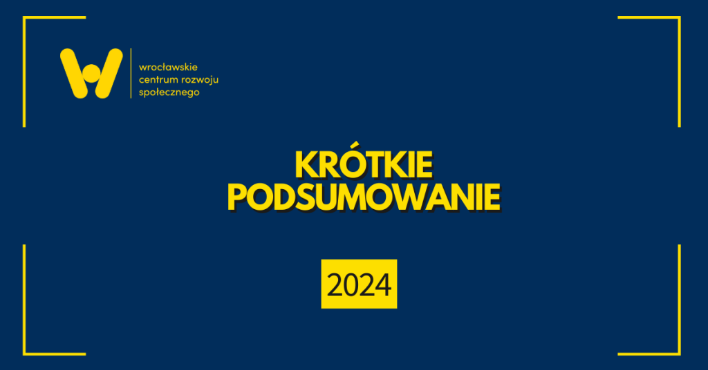 na granatowym tle w centralnym miejscu żółty napis krótkie podsumowanie 2024, w lewym górnym rogu żółte logo Wrocławskiego Centrum Rozwoju Społecznego