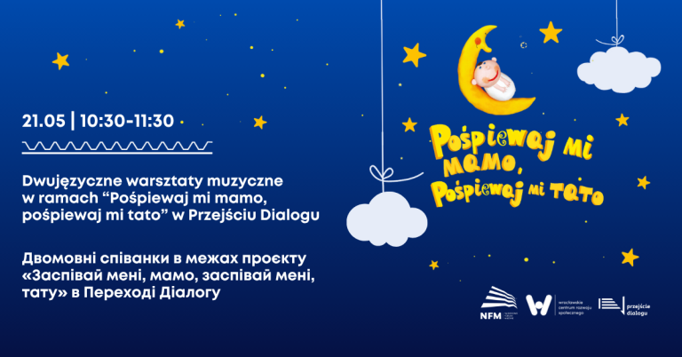 granatowe tło, po prawej logo projektu Pośpiewaj mi, mamo, pośpiewaj mi, tato z rysunkiem księżyca, na którym śpi niemowlę, po lewej stronie opis dwujęzycznych zajęć w Przejściu Dialogu
