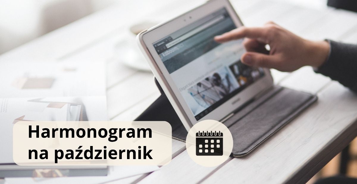 ręka wskazująca na tablet, napis harmonogram na październik