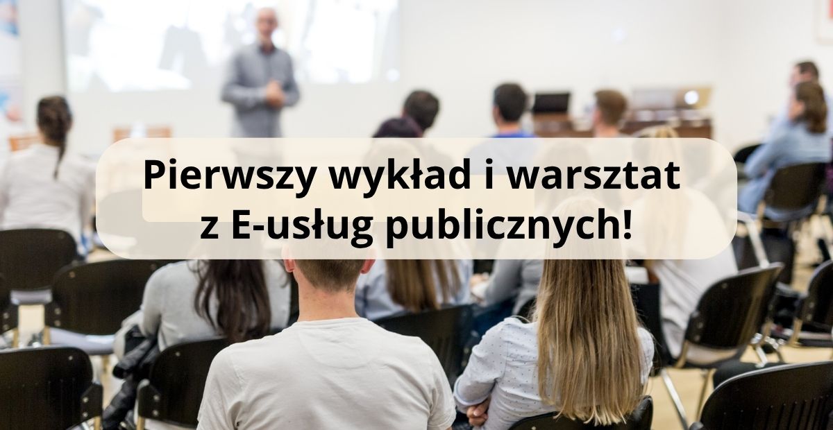 osoby siedzące na krzesłach w większej grupie, obok napis informujący o pierwszym wykładzie i warsztacie z E-usług publicznych