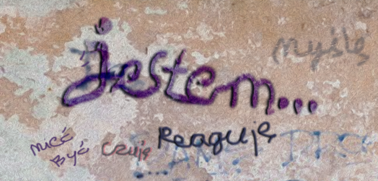 fragment ściany z napisami sprayem: jetem, reaguję, myślę